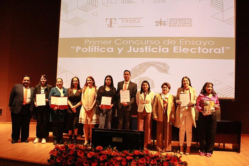 ENTREGA TRIJEZ RECONOCIMIENTOS A GANADORES DEL PRIMER CONCURSO DE ENSAYO 