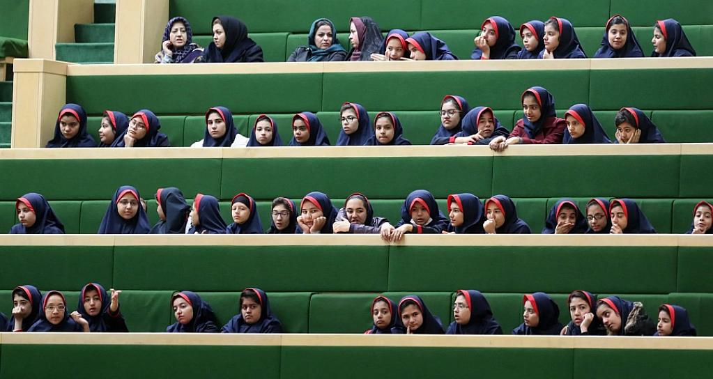 ENVENENAN A DOCENAS DE NIÑAS CON GAS EN COLEGIOS DE IRÁN