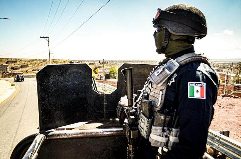 EN VILLA GARCÍA, POLICÍAS ASEGURAN CAMIONETA ROBADA 