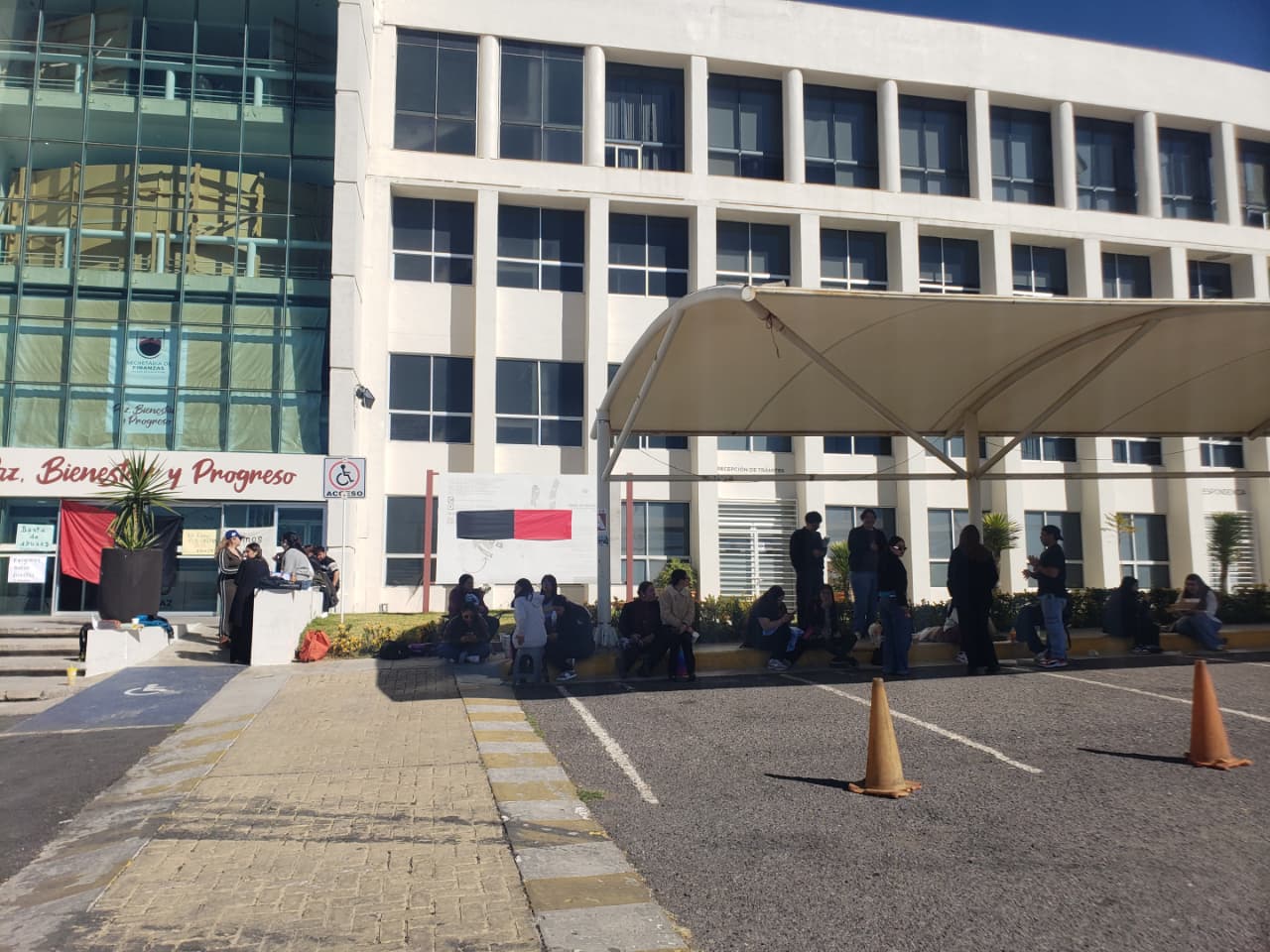 SIN DIRECTOR Y SIN RESPUESTAS: ESTUDIANTES DEL CAM TOMAN LA SEFIN Y ENDURECEN PROTESTAS