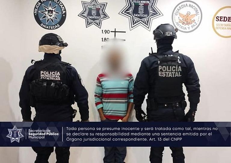 DETIENEN A UN HOMBRE POR ROBO A VEHÍCULO 