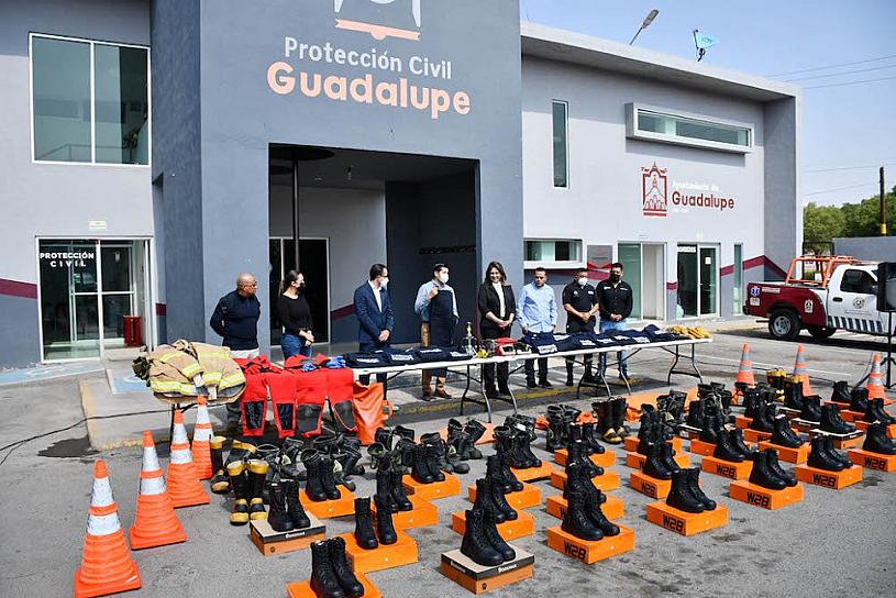 EQUIPA ALCALDE DE GUADALUPE A PERSONAL DE PROTECCIÓN CIVIL Y BOMBEROS