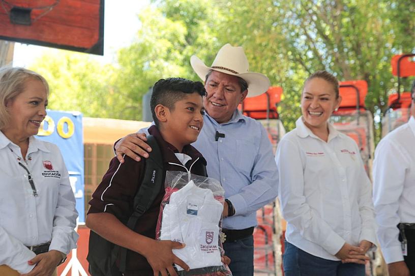 EQUIPA DAVID MONREAL A PLANTELES EDUCATIVOS EN EL SALVADOR