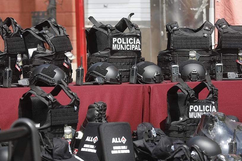 EQUIPAN A POLICÍAS MUNICIPALES; INVIERTEN MÁS DE 50 MDP