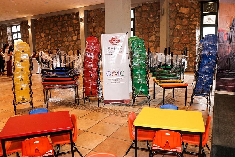 EQUIPAN CENTROS EDUCATIVOS Y OTORGAN ESTÍMULOS A ORIENTADORES