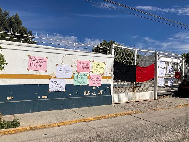 ESCUCHAN DEMANDAS DE ESTUDIANTES DE DERECHO