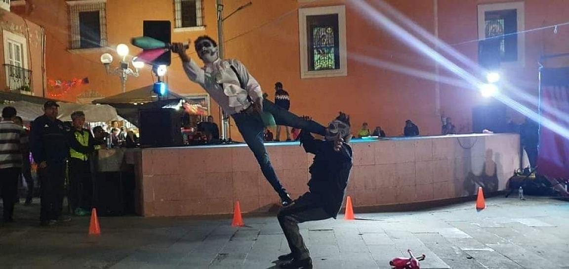 ESPECTÁCULO RISAS Y CALAVERAS LLEVA ALEGRÍA A FRESNILLENSES 