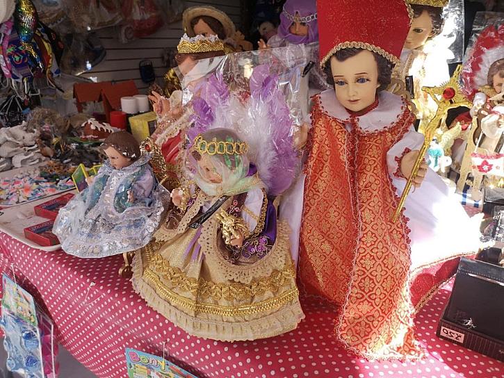 ESPERAN COMERCIANTES BUENAS VENTAS DE VESTIDOS DE NIÑO DIOS