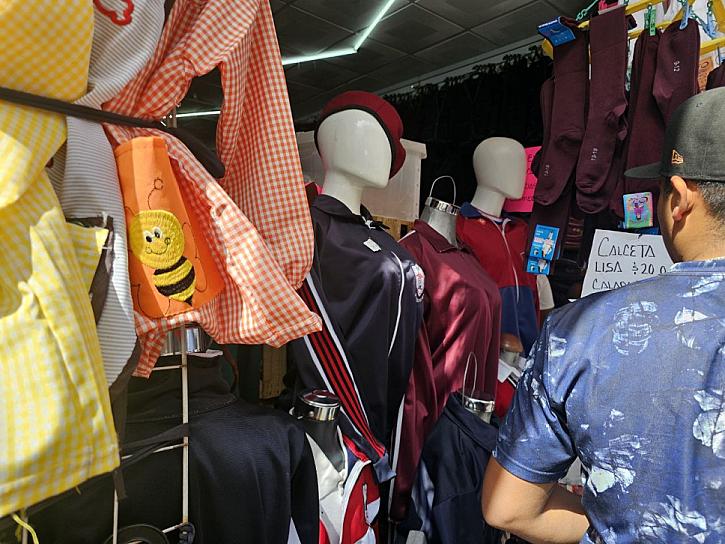 ESPERAN VENDEDORES DE UNIFORMES REPUNTAR SUS VENTAS EN FRESNILLO