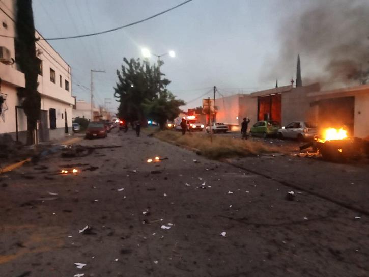 ESTALLAN COCHES BOMBA EN GUANAJUATO