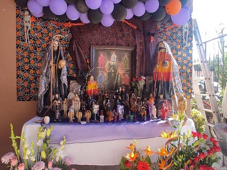 ESTE 2 DE NOVIEMBRE RINDEN CULTO Y CELEBRAN A LA SANTA MUERTE 
