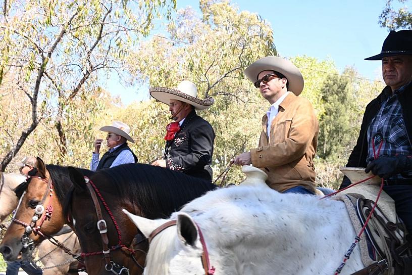 Estrechan lazos corporaciones de seguridad con jerezanos en cabalgata