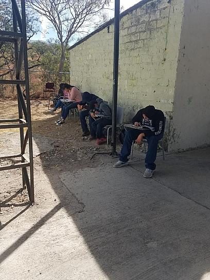 ESTUDIAN A LA INTEMPERIE ALUMNOS DE TELESECUNDARIA