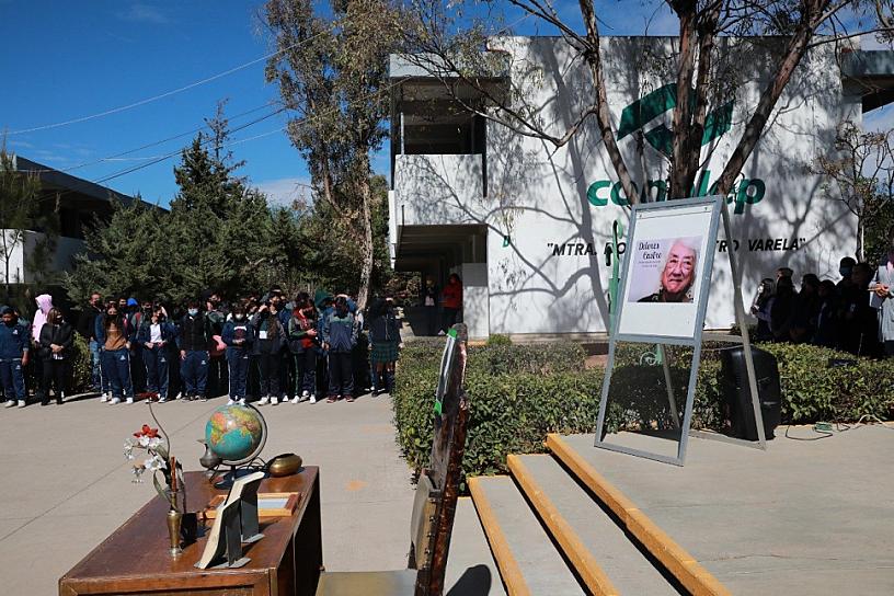  ESTUDIANTES Y DOCENTES DEL CONALEP RINDEN HOMENAJE A LA POETA DOLORES CASTRO VARELA 