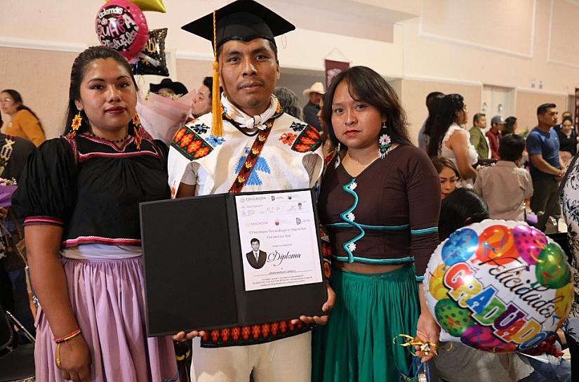 ETSIÉKAME CANTABA EN EL MERCADO Y VENDÍA ARTESANÍAS DE CHAQUIRA; SE GRADUÓ COMO INGENIERO