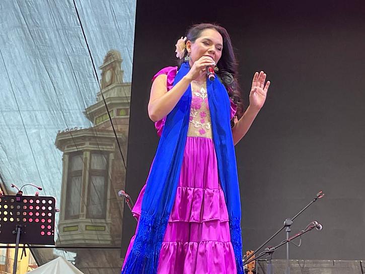 EVELIN ACOSTA Y CAÑA DULCE LLENAN DE SONES LA PLAZA DE ARMAS
