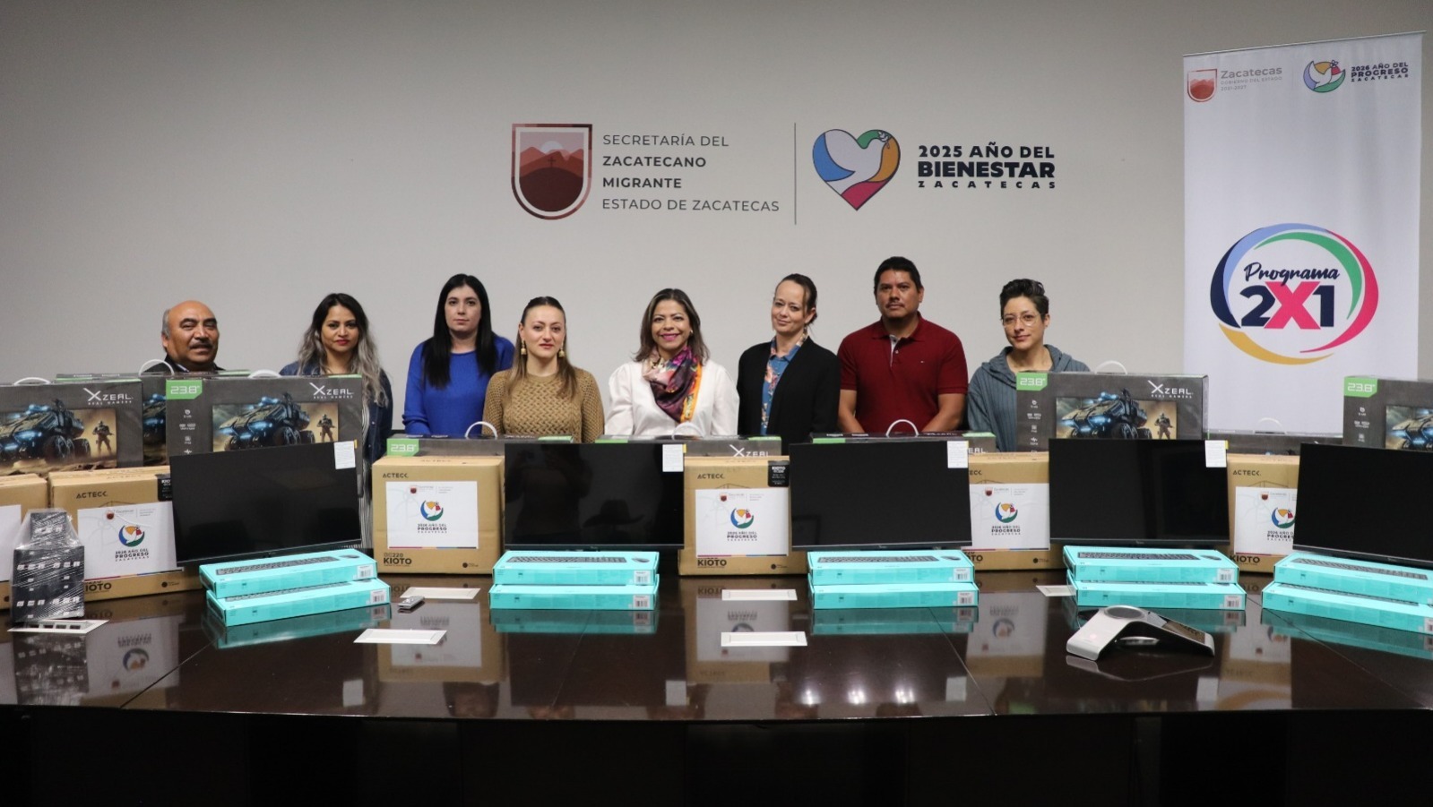 ENTREGAN COMPUTADORAS A SECUNDARIA DE TEPECHITLÁN