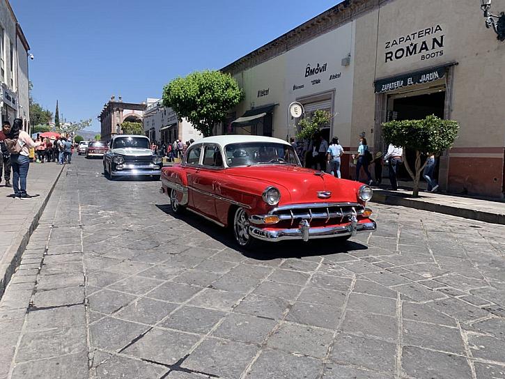 EXHIBEN AUTOS ANTIGUOS EN JEREZ