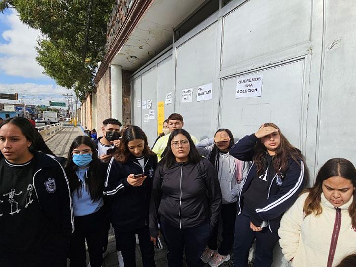EXIGEN CAMBIO DE DOCENTE EN LA ESCUELA DE ENFERMERÍA 