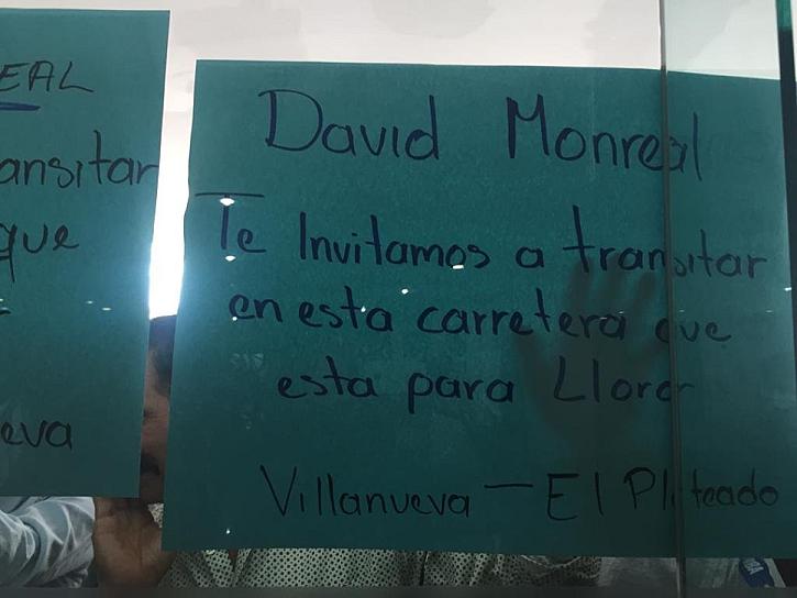 EXIGEN MEJORAS A CARRETERA Y BLOQUEAN OBRAS PÚBLICAS 