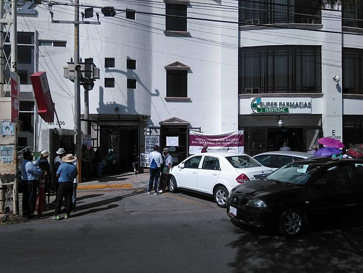  EXIGEN PENSIONADOS Y JUBILADOS PAGO DE ADEUDOS DEL ISSSTEZAC; TOMAN EDIFICIO Y PIDEN DESTITUCIÓN DEL DIRECTOR 