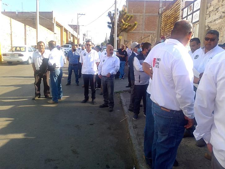 EXIGEN TAXISTAS BERNARDINO CAMPOS DE LA SUBSECRETARÍA DE TRANSPORTE; TOMAN INSTALACIONES 