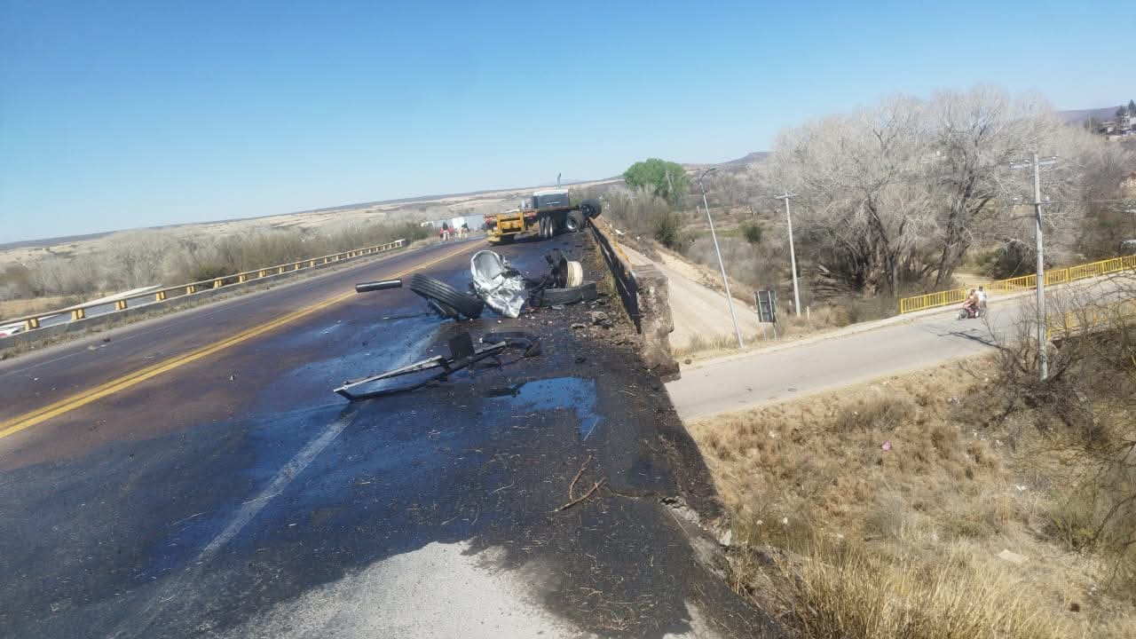 SE ACCIDENTA TRACTOCAMIÓN DE CARGA EN RÍO GRANDE