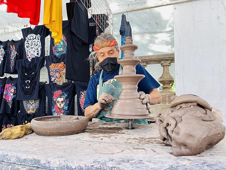 EXPONEN ARTESANOS SU TRABAJO EN EL JARDÍN INDEPENDENCIA