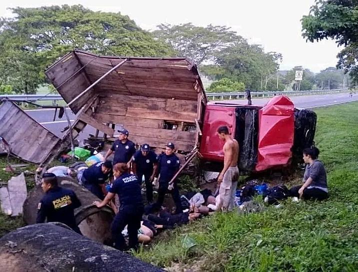 VUELCA TRÁILER CON INDOCUMENTADOS; MUEREN 10 MIGRANTES CUBANOS