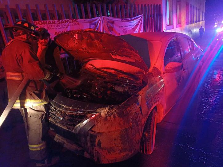 FALLA ELECTRÍCA CAUSA DE UN INCENDIO DE UN VEHÍCULO EN LA CAPITAL 