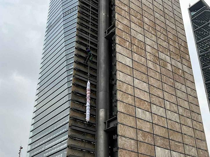 FAMILIARES DE DESAPARECIDOS SE MANIFIESTAN EN LA ESTELA DE LUZ