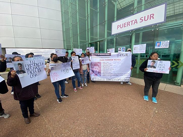 Familiares de joven desaparecido de Luis Moya se manifiestan en la FGJEZ
