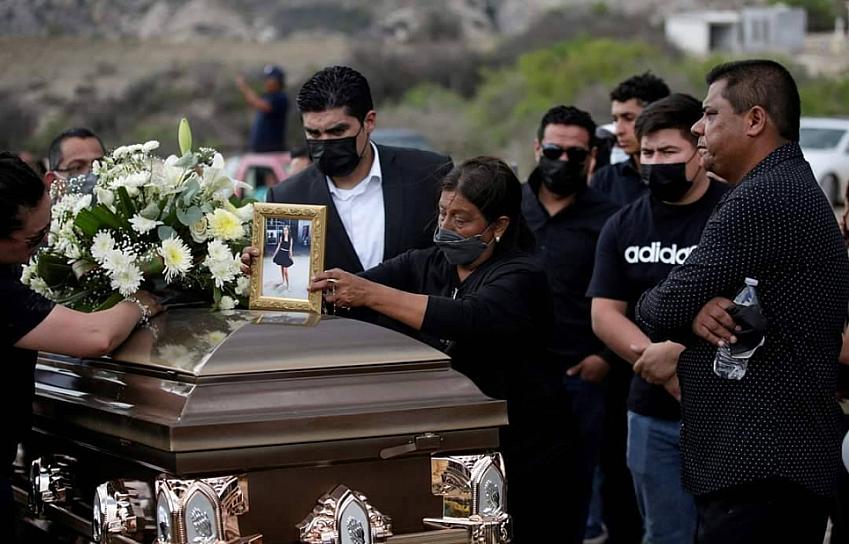 FAMILIARES Y AMIGOS DIERON EL ÚLTIMO ADIÓS A DEBANHI ESCOBAR