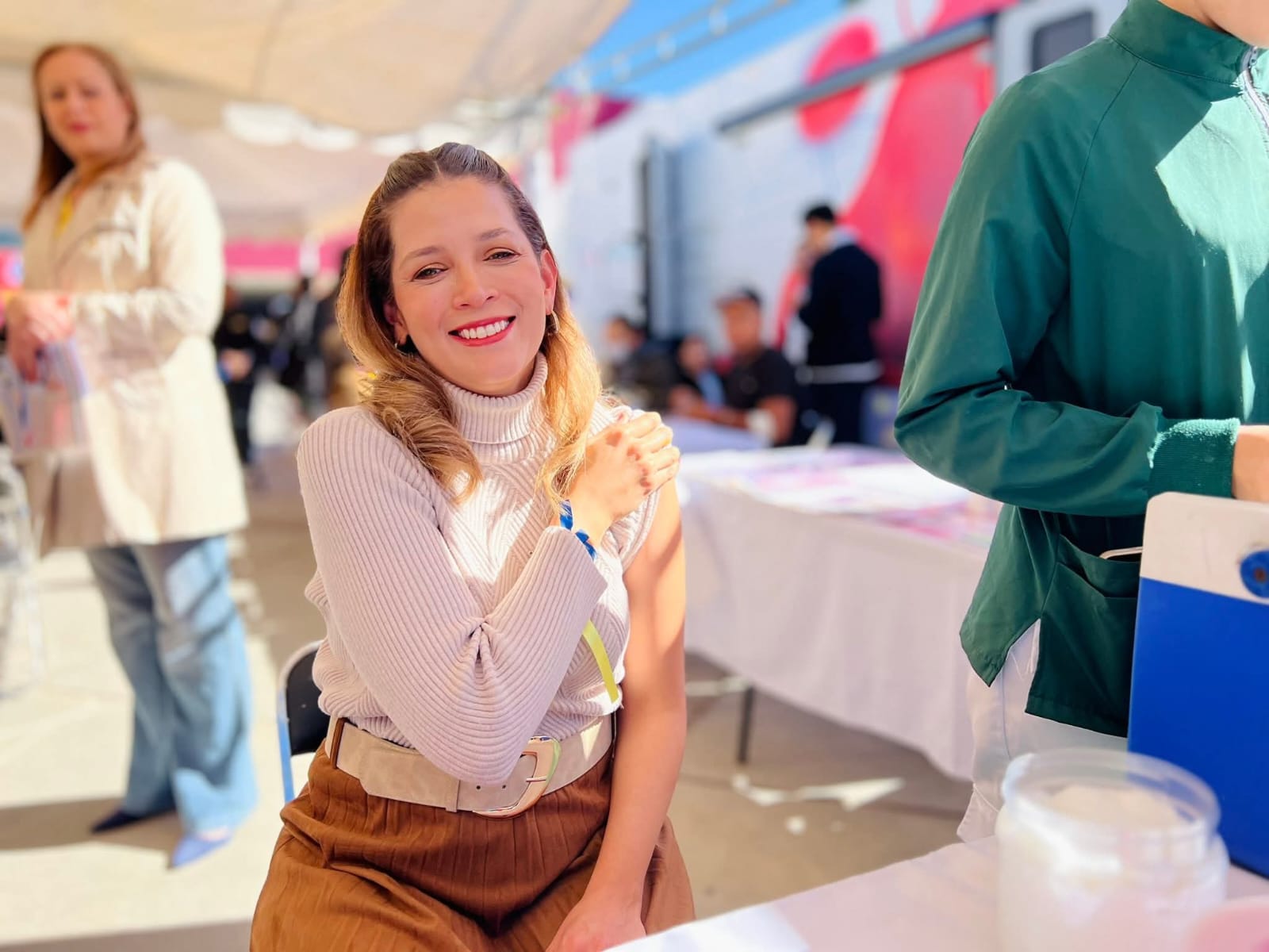 -Ándale mi Pau, no duele la vacuna