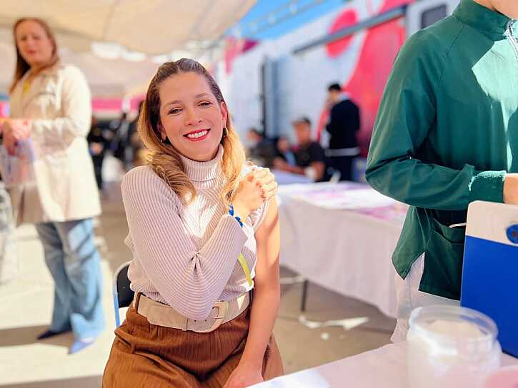 -Ándale mi Pau, no duele la vacuna