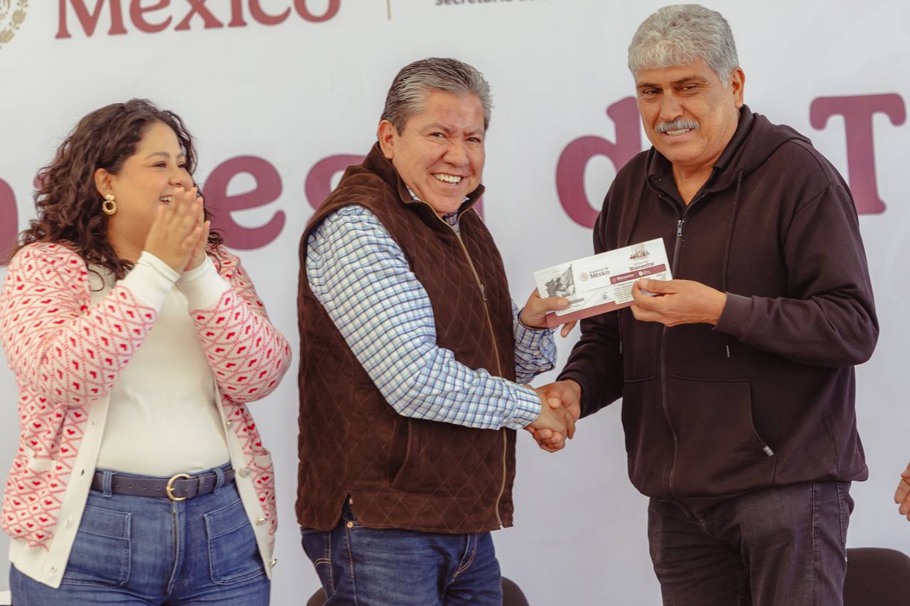 ENTREGA DAVID MONREAL TARJETAS PARA MUJERES Y ADULTOS MAYORES EN GUADALUPE
