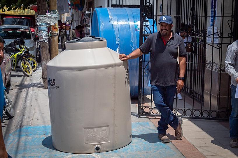 FAVORECEN A FAMILIAS LORETENSES CON 53 TINACOS Y CISTERNAS