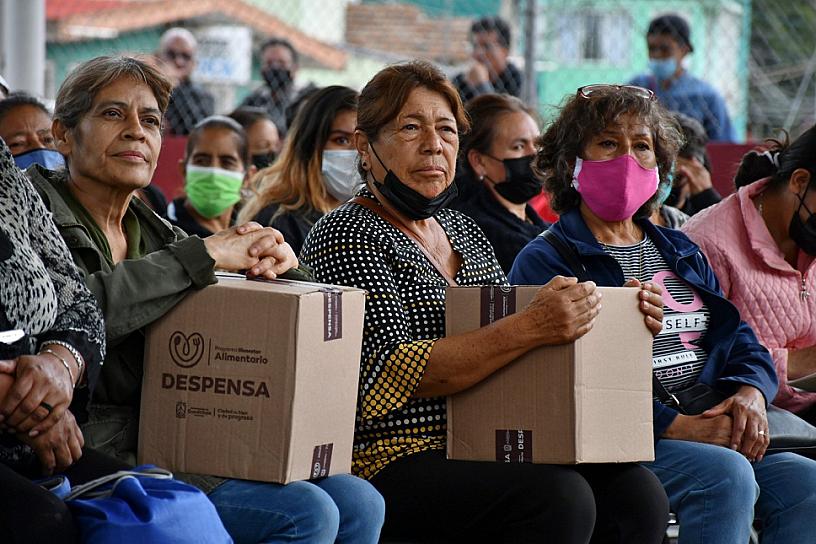 FAVORECEN A VECINOS DE GAVILANES CON APOYOS ALIMENTARIOS
