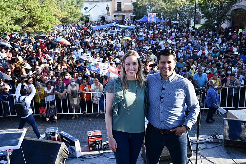 FESTEJA JULIO CÉSAR CHÁVEZ A MAMÁS GUADALUPENSES