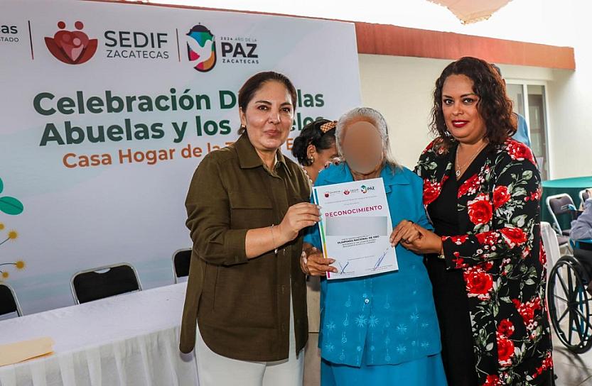 FESTEJAN A LOS ABUELITOS DE LA CASA HOGAR