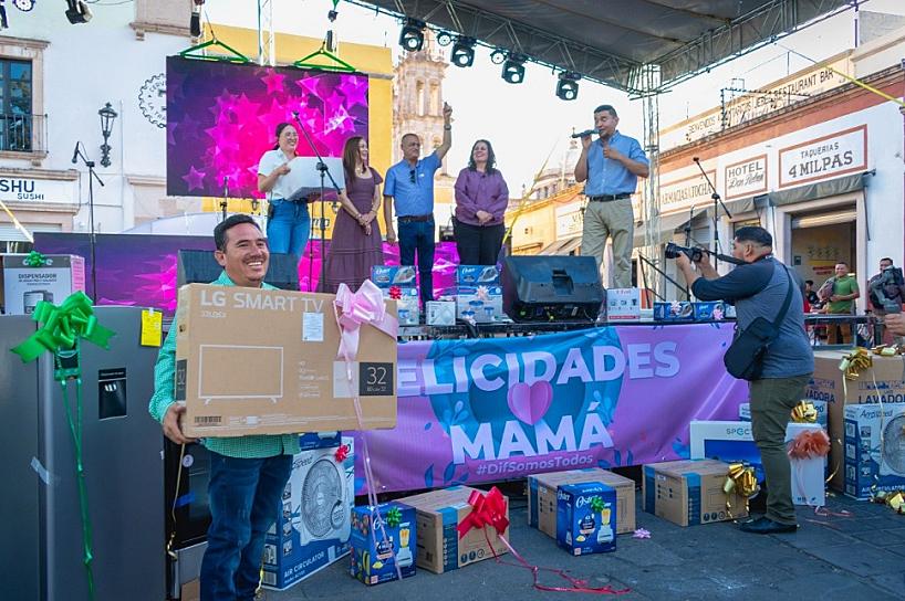 FESTEJAN A MAMÁS JEREZANAS CON ESPECTACULAR CONCIERTO DE MARIACHI 