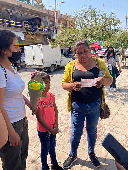 FESTEJAN A MAMÁS RIOGENSES CON LECTURA DE POEMAS