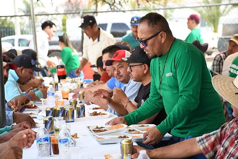 FESTEJAN EN VALPARAÍSO A ALBAÑILES 