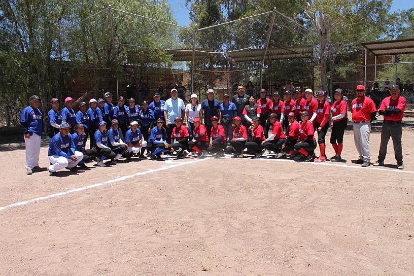 FESTEJAN MEDIA TEMPORADA EN LA LIGA DE SOFTBOL FEMENIL