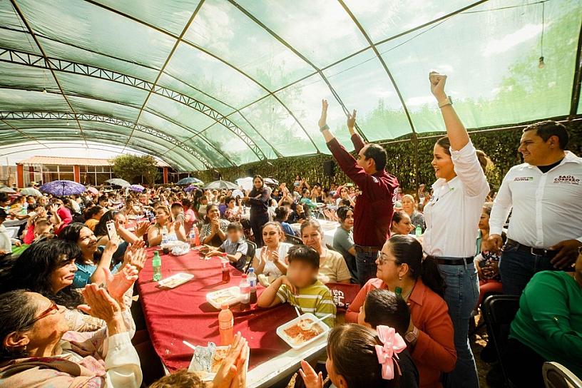 FESTEJA PEPE SALDÍVAR A MADRES GUADALUPENSES