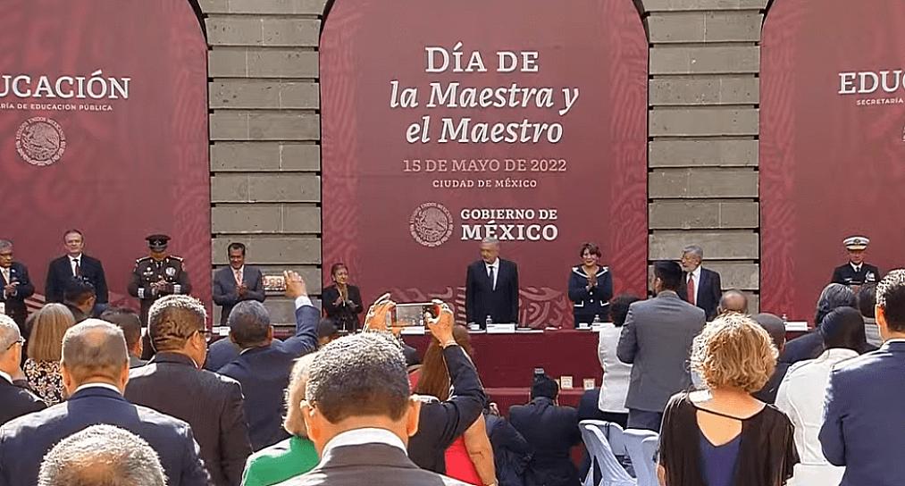 FESTEJARÁ AMLO A LOS MAESTROS CON COMIDA EN PALACIO NACIONAL