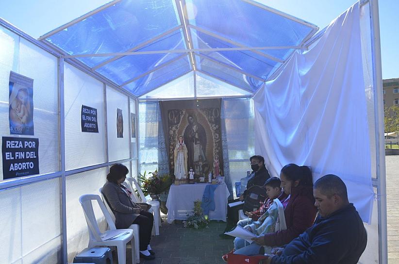 FIELES CATÓLICOS REZAN APRA QUE NO SE APRUEBE INICIATIVA DE DESPENALIZACIÓN DEL ABORTO