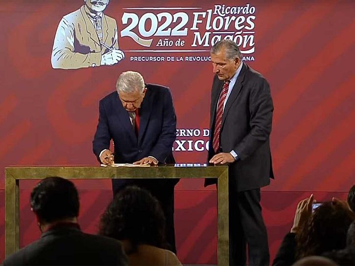 FIRMA AMLO DECRETO PARA GARANTIZAR AGUA EN NL POR 10 AÑOS