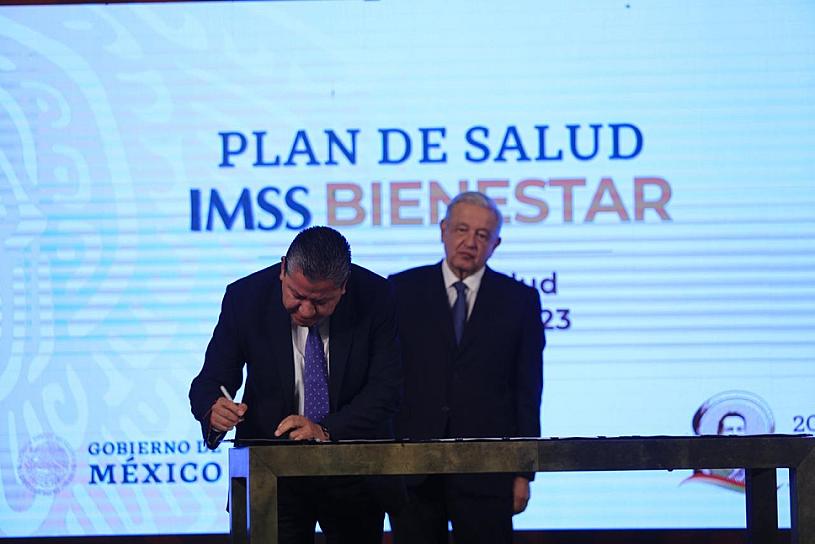 FIRMA DAVID MONREAL ACUERDO PARA LA UNIVERSALIZACIÓN DE LA SALUD 