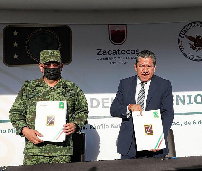 FIRMA DAVID MONREAL CONVENIO A FAVOR DE DEUDOS DE MILITARES